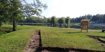 Stezku pro bosé nohy budou moci chodidla Příbramáků testovat v areálu Nového rybníka