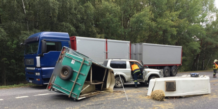 Aktuálně: Přívěs pro přepravu koní se za jízdy převrátil, koně jsou na útěku