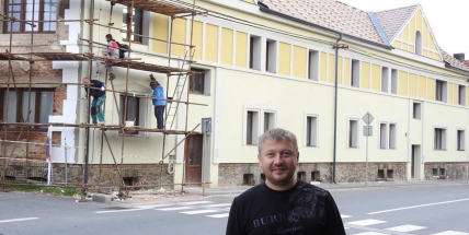 Březnickou ulici rozzářila nová fasáda