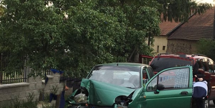 Auto skončilo ve vratech rodinného domu, na místě jsou zraněné osoby
