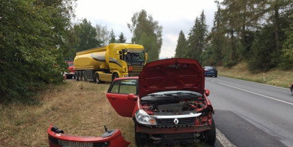 Odbočka ze Strakonické je uzavřena, havarovalo zde osobní auto s cisternou