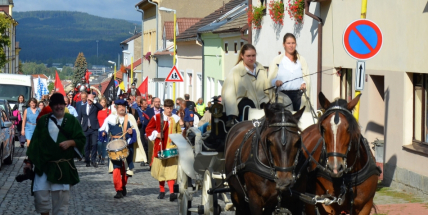 Pražskou ulicí rachotila kola povozů. Kejklíři i hudebníci potěšili přihlížející