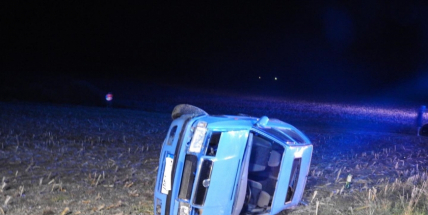 Aktuálně: Na Strakonické vylétlo osobní auto mimo komunikaci, skončilo na boku v poli