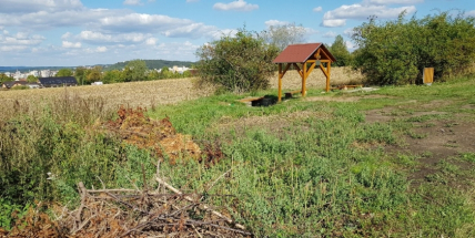 Pár metrů od Zdabořské studánky si udělal bezohledný majitel zahrádky skládku