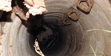 Ukradené víko od kanálu hrozí úrazem. Včera tu málem propadla žena, která si šla utrhnout jablko