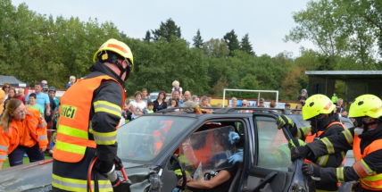 Hasiči vyprostili zraněnou ženu z vozu, policejní dron snímal okolí, služební pes zadržel zloděje unikajícího na jízdním kole