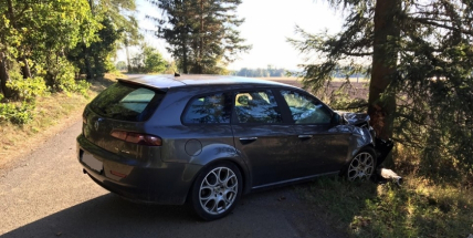 AKTUÁLNĚ: Nárazem do stromu ukončila řidička svou jízdu