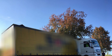 Náklaďák sjel do příkopu a částečně zablokoval Strakonickou