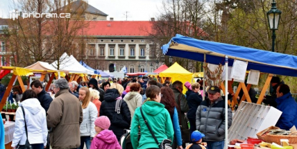 Dvořákovo nábřeží se opět proměnilo v tržiště
