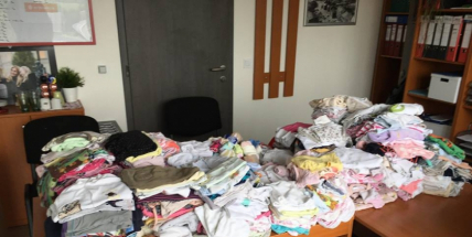 Solidarita nezná mezí. První hromada oděvů pro děti z hořovické nemocnice je na stole