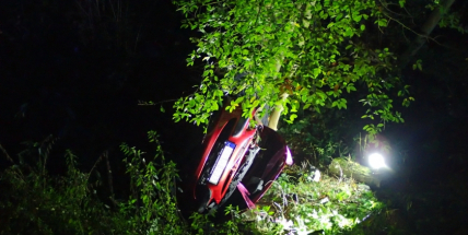 Dva řidiči na Příbramsku skončili svou noční jízdu nárazem do stromu. V obou případech putovali zranění do nemocnice