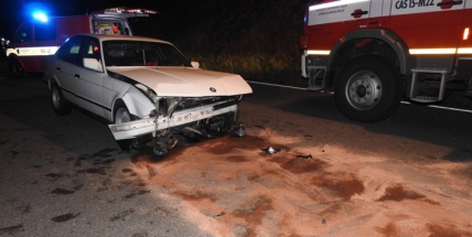 U Dobříše havarovalo BMW, na místě zasahuje lékař a hasiči