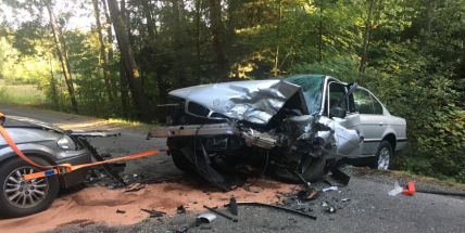 Aktuálně: Po čelním nárazu dvou vozidel ošetřují záchranáři zraněné osoby