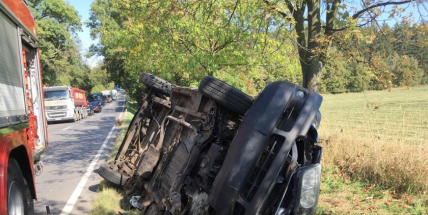 AKTUÁLNĚ: Auto skončilo na boku v příkopu, na místě zasahují hasiči a zdravotníci