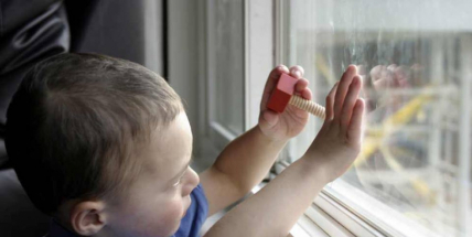 Dítě stojící na parapetu ve třetím patře vyděsilo obyvatele sídliště