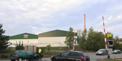 AKTUÁLNĚ: Střet dvou osobních vozidel zablokoval provoz poblíž železničního přejezdu