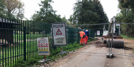 Cesta podél kolejí, vedoucí do skateparku a kolem Junioru, je uzavřena