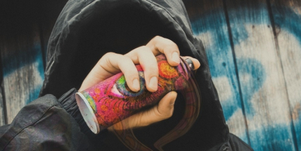 Rádoby umělec poničil čtyři objekty