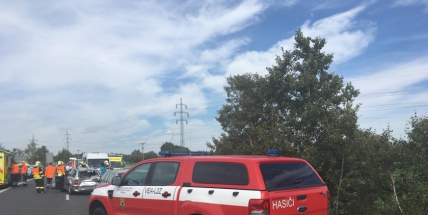 AKTUÁLNĚ: Dopravní nehoda zcela uzavřela Strakonickou. Z místa je hlášen větší počet zraněných