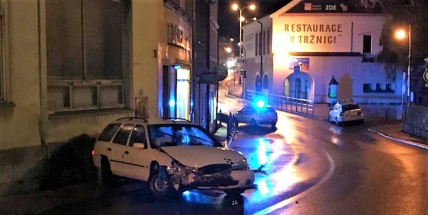 AKTUÁLNĚ: Auto v centru Příbrami narazilo do zdi