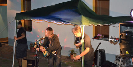 Posluchače koncertu Štěpána Kojana včera rozehnal déšť