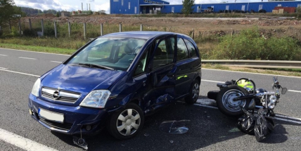 AKTUÁLNĚ: Vážná nehoda uzavřela Strakonickou, na místě přistává záchranářský vrtulník