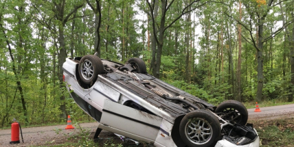 Aktuálně: Nárazem do stromu a přetočeným vozidlem na střechu ukončil řidič jízdu na Příbramsku