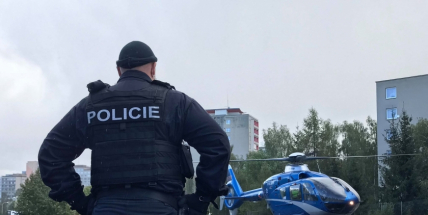 Vrtulník odlétá se žákem ZŠ Školní, zraněném při pádu z výšky