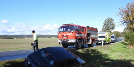Aktuálně: Dodávka se střetla s Peugeotem, na místě zasahují hasiči a zdravotníci