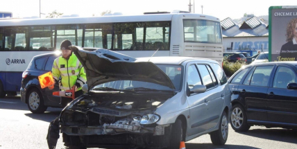 Aktuálně: U Lidlu došlo k dopravní nehodě osobního vozu s motorkářem