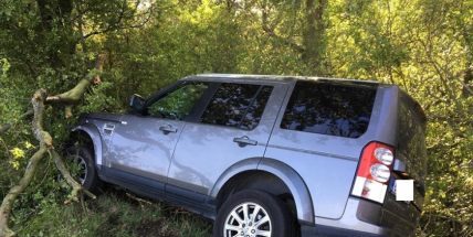 Aktuálně: Nárazem do stromu ukončil svou jízdu řidič na Příbramsku