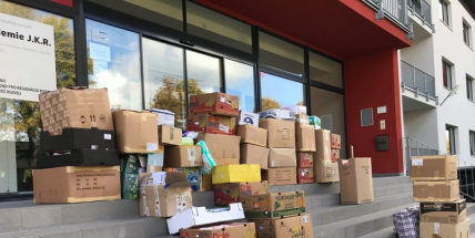 Oblečení, které jste věnovali dětským pacientům, bylo předáno Nemocnici Hořovice.