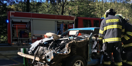 Aktuálně: Hasiči vyprošťují zaklíněnou ženu ve vozidle, v místě přistává vrtulník