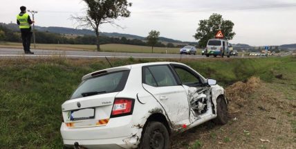 Aktuálně: Po nárazu byla Škodovka vymrštěna mimo komunikaci, dopravní nehoda omezuje provoz na Příbramsku