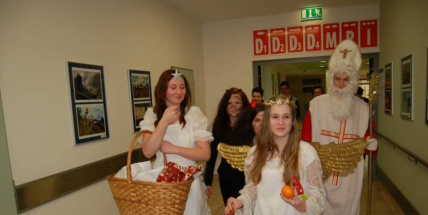 Mikuláš navštívil nemocnici, měl s sebou i psy