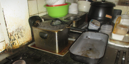 Nádražní restaurace?  V Příbrami hygienici zjistili, že v prostoru kuchyně se snad vůbec neuklízí