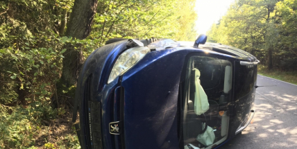 Aktuálně: Vyhýbala se zvěři a skončila s Peugeotem na boku