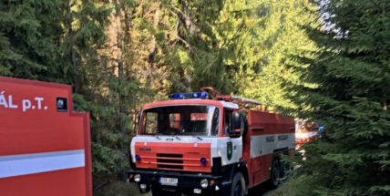 Desítky metrů požárních hadic natahovalo několik jednotek hasičů při požáru v Brdech