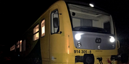 Aktuálně: Po střetu vlaku s chodcem přistává vrtulník