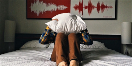 Léto bylo dlouhé a teplé noci v ulicích hlučné