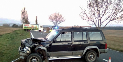 Aktuálně: Dodávka srazila zvěř, při objíždění nehody se střetla dvě další vozidla. Silnice je zcela uzavřena.