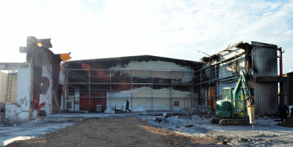 Ravak vyčíslil škody požáru, v listopadu začne stavět novou halu