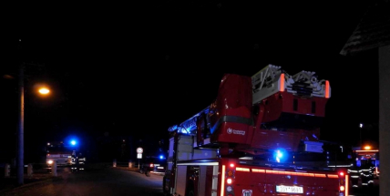 Aktuálně: Plameny zachvátily přístřešek, jsou ohroženy dvě přilehlé zemědělské budovy