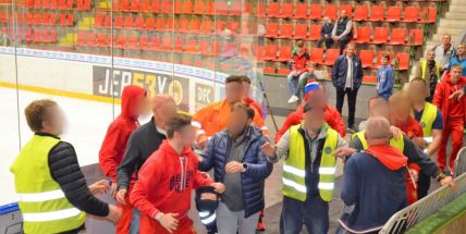 Hlediště i ledová plocha se změnily v bitevní pole