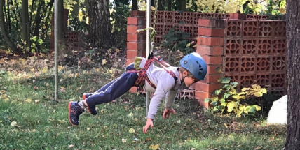 Děti šplhaly se skauty v korunách stromů