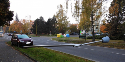 Aktuálně: Řidička trefila sloup pouličního osvětlení
