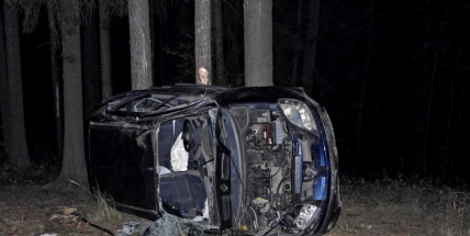 Aktuálně: Opilý muž ve vysoké rychlosti vylétl ze silnice a převrátil vozidlo na bok