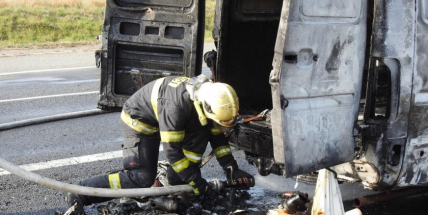 Aktuálně: Na Strakonické začala hořet dodávka, zasahují hasiči. Doprava je ochromena, vytváří se kolony