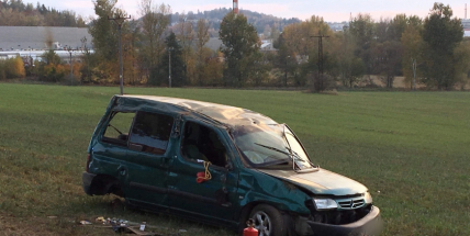 Aktuálně: Auto se několikrát přetočilo přes střechu, řidiče ošetřují záchranáři