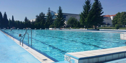 Venkovní bazén v těchto dnech navštíví téměř 500 lidí